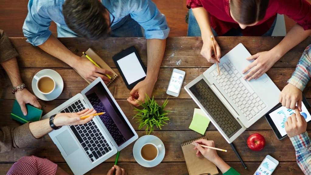 Plano sa Virtual na Kaganapan: Isaayos ang Mga Online na Kumperensya at Webinar mula sa Bahay Pagpaplano ng Virtual na Kaganapan mula sa Bahay: Ilunsad ang Iyong Negosyo sa Pag-coordinate ng Malayo